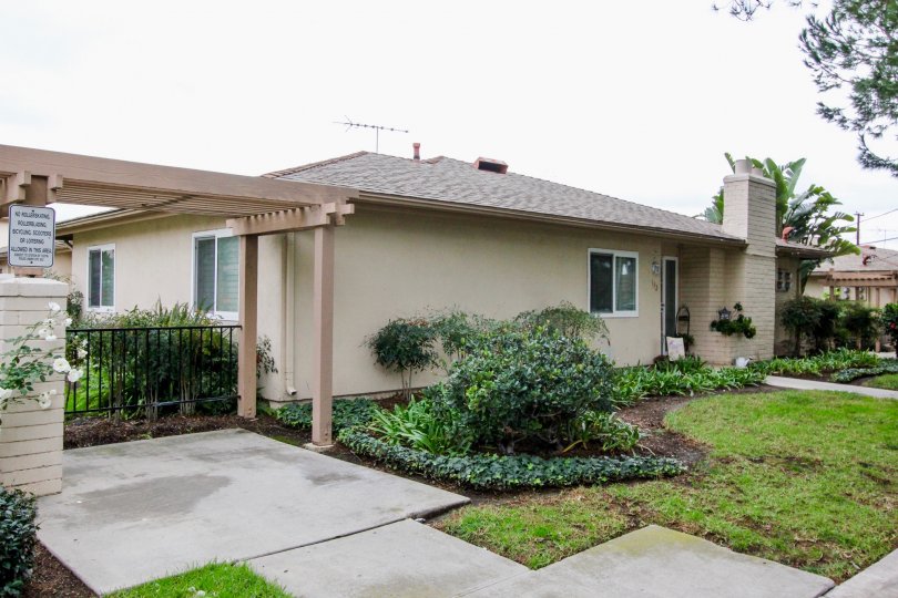 THE CUTE HOUSE IN THE TUSTIN PARK VILLAS WITH THE GRASSLAND, PLANTS, BANANA TREES