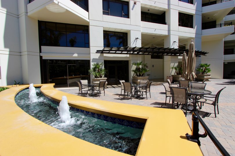 THE HOTEL IN THE PARK PLACE WITH CHAIRS AND WATER, ENTRANCE.