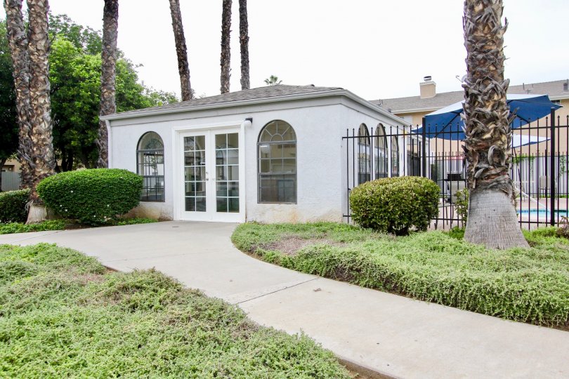 A BEAUTIFUL BIG VILLA AND A NICE GARDEN AND IT LOOK LIKE A HUGE ONE FOR SO MANY PERSONS