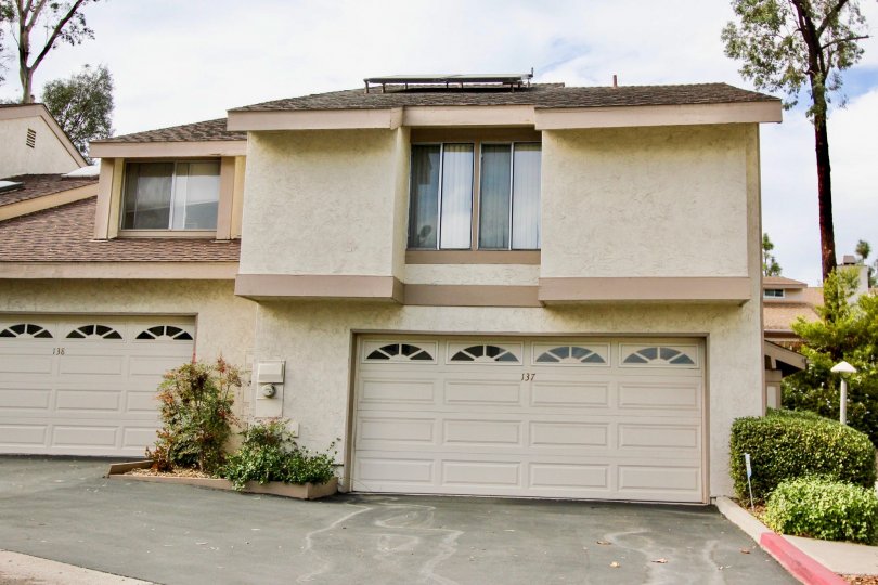 Independent house with trees around and garden with parking in Strawberry Hills of La Mesa