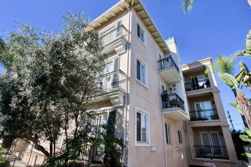 View of a residence of three floors with balconies in the Villa Portofino on Front