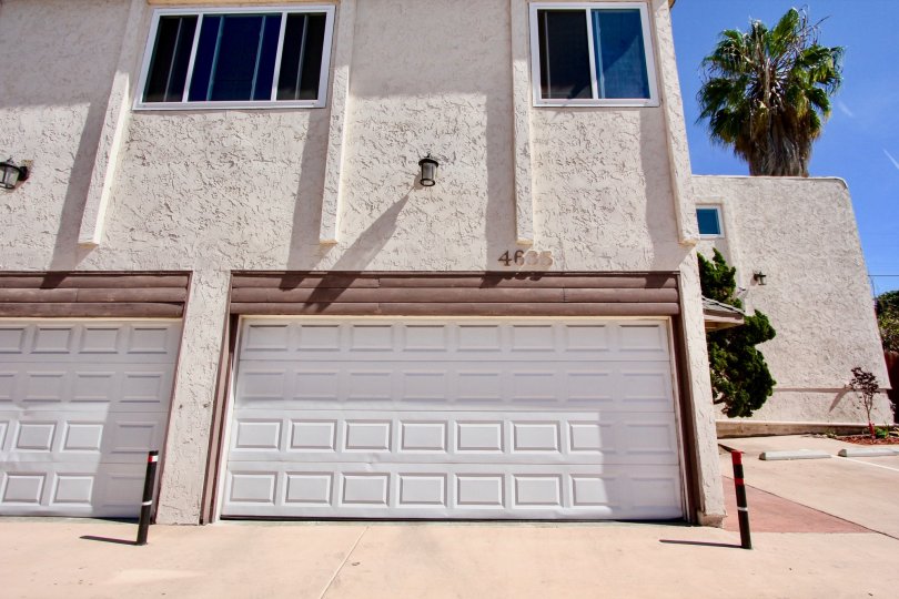 Apartment of 4635 has light lamps attached with wall up to the door in Hilltop Condominiums