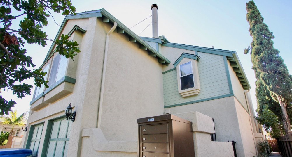the normanof house III is a glass house the normal heights in ca