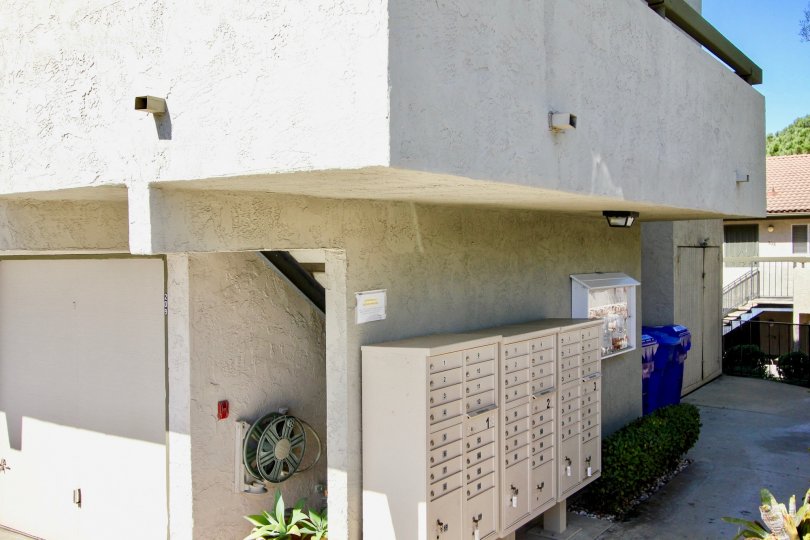 THE BUILDING IN THE VIEWPOINT WITH THE ELECTRIC BOX, DUSTPINS, PIPE, PLANTS