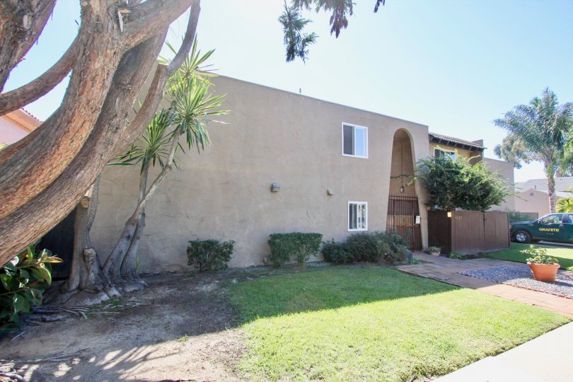 An arc in the Pacific Beach Villas reminds me off the Taj-Mahal and Quatab-Minar.