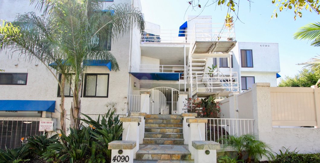 THE 4090 APARTMENT IN THE SANTA MARIANA WITH THE UPSTAIRS, FLOWER PLANT, TREES