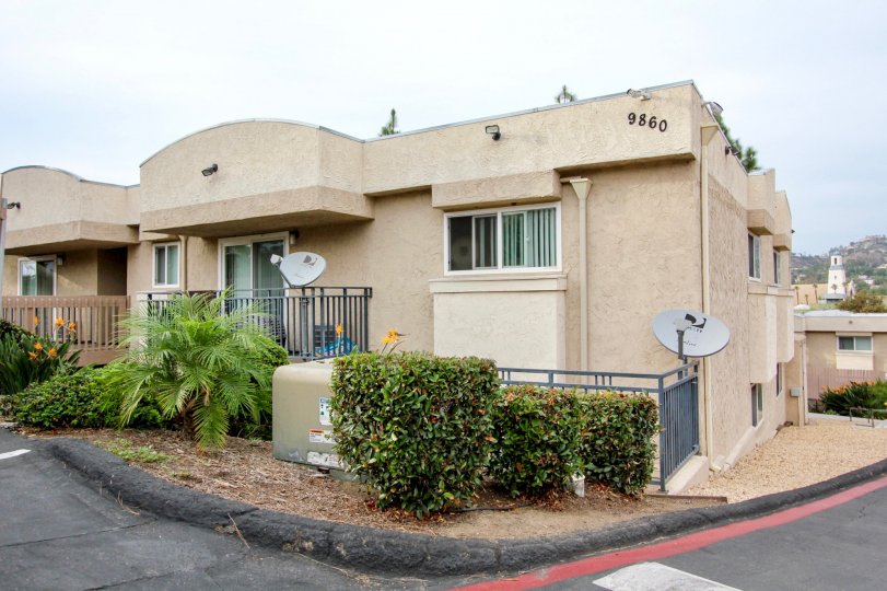 Helix De Oro community with greenery outside and DirecTV dishes