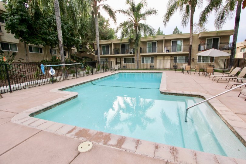 A sunny day in the Helix De Oro with swimming pool and trees.